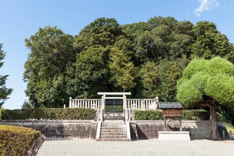 天武天皇　檜隈大内陵<br />持統天皇　檜隈大内陵