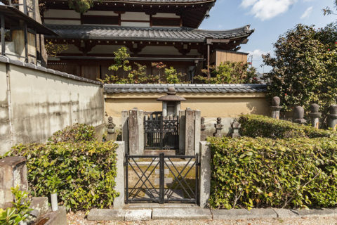 後光厳天皇後宮　崇賢門院藤原仲子墓<br />後円融天皇後宮　通陽門院藤原厳子墓<br />称光天皇皇女　了山墓