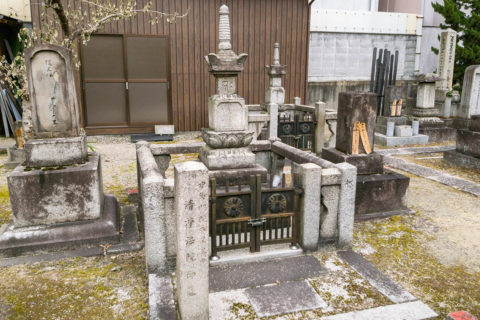 霊元天皇皇子　力宮墓<br />中御門天皇皇女　女五宮墓