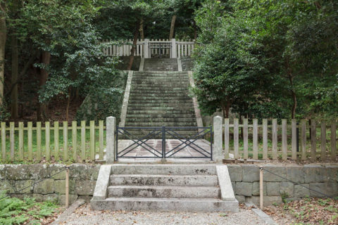 天津日高彦波瀲武鸕鷀草葺不合尊御子　彦五瀬命　竃山墓