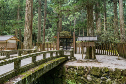 高野山奥院天皇皇族髪歯爪塔　霊元天皇歯塔以下二十四塔